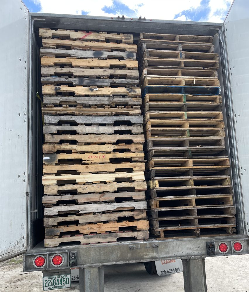 Mixed recycled pallets in trailer